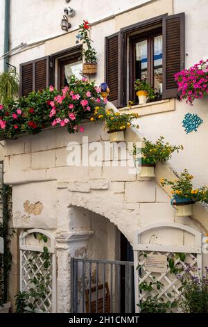 Polignano a Mare, Italien - 17. September 2019: Das charmante und romantische Altstadt von Polignano a Mare und Apulien, Süditalien Stockfoto