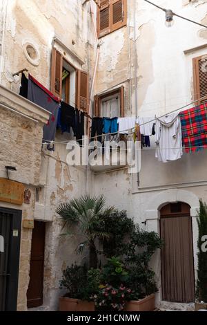 Polignano a Stute; Italien - 17. September 2019: Wäschetrocknung in der bezaubernden Küstenstadt Polignano al Stute; Apulien; Italien Stockfoto