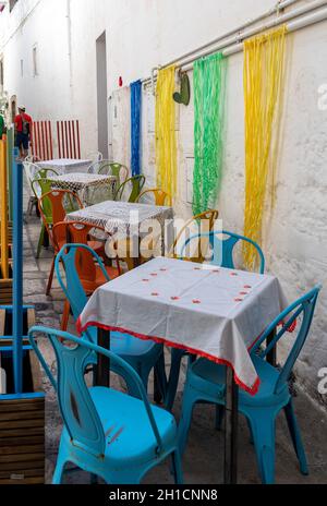 Polignano a Stute, Italien - 17. September 2019: Bunte Anordnung des Cafés in einer der Seitenstraßen von Polignano a Stute. Italien Stockfoto