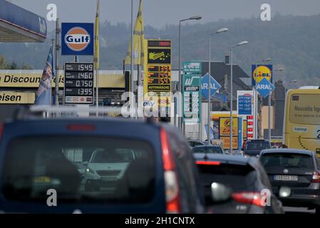 Wasserbillig, Luxemburg. Oktober 2021. An der "Benzinmeile" in Wasserbillig herrscht starker Verkehr. Die Benzinpreise im Großherzogtum sind deutlich günstiger als im benachbarten Deutschland. An Tankstellen in Deutschland ist Diesell teurer als je zuvor. Der bundesweite Tagesdurchschnittspreis lag am Sonntag laut ADAC bei 1.555 Euro pro Liter. Quelle: Harald Tittel/dpa/Alamy Live News Stockfoto