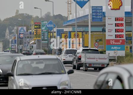 Wasserbillig, Luxemburg. Oktober 2021. An der "Benzinmeile" in Wasserbillig herrscht starker Verkehr. Die Benzinpreise im Großherzogtum sind deutlich günstiger als im benachbarten Deutschland. An Tankstellen in Deutschland ist Diesell teurer als je zuvor. Der bundesweite Tagesdurchschnittspreis lag am Sonntag laut ADAC bei 1.555 Euro pro Liter. Quelle: Harald Tittel/dpa/Alamy Live News Stockfoto