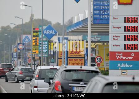 Wasserbillig, Luxemburg. Oktober 2021. An der "Benzinmeile" in Wasserbillig herrscht starker Verkehr. Die Benzinpreise im Großherzogtum sind deutlich günstiger als im benachbarten Deutschland. An Tankstellen in Deutschland ist Diesell teurer als je zuvor. Der bundesweite Tagesdurchschnittspreis lag am Sonntag laut ADAC bei 1.555 Euro pro Liter. Quelle: Harald Tittel/dpa/Alamy Live News Stockfoto