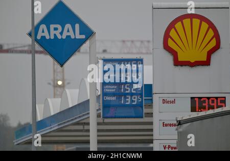 Wasserbillig, Luxemburg. Oktober 2021. Die Kraftstoffpreise entlang der "Fuel Mile" in Wasserbillig (Luxemburg) sind günstiger als im benachbarten Deutschland. Diesel ist an Tankstellen in Deutschland teurer denn je. Der bundesweite Tagesdurchschnittspreis lag am Sonntag laut ADAC bei 1.555 Euro pro Liter. Quelle: Harald Tittel/dpa/Alamy Live News Stockfoto