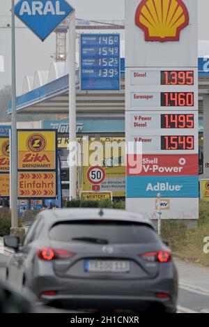 Wasserbillig, Luxemburg. Oktober 2021. Autos fahren entlang der „Benzinmeile“ in Wasserbillig. Im Großherzogtum sind die Benzinpreise deutlich günstiger als im benachbarten Deutschland. An Tankstellen in Deutschland ist Diesell teurer als je zuvor. Im bundesweiten Tagesdurchschnitt am Sonntag lag der Preis bei 1.555 Euro pro Liter, wie der ADAC mitteilte. Quelle: Harald Tittel/dpa/Alamy Live News Stockfoto