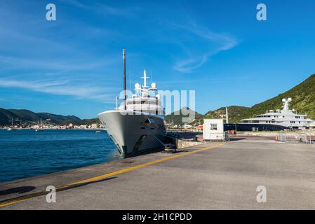 ST John's, Antigua und Barbuda - 18. Dezember 2018: Private weiße Luxusmotoryacht Axioma moored auf der karibischen Insel Antigua und Barbuda. Stockfoto