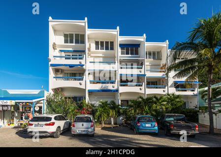 St. John's, Antigua und Barbuda - 18. Dezember 2018: Straßenansicht von St John's am Tag mit geparkten Autos in der Nähe von Touristengeschäften und Hotels auf der karibischen Insel Stockfoto