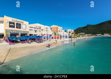 Philipsburg, St. Maarten - 17. Dezember 2018: Der Great Bay Beach in Philipsburg, Sint Maarten. Der Strand wurde mit neuem Sand aufgefrischt, der ausgebaggert wurde Stockfoto