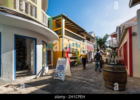 Philipsburg, St. Maarten, Niederländische Antillen - 17. Dezember 2018: Straßenansicht der Philipsburg am Tag mit einem Holzfass mit Getränken in der Nähe von Touristeninseln Stockfoto