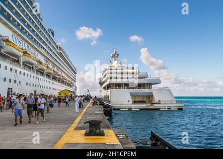 Philipsburg, St. Maarten - 17. Dezember 2018: Kreuzfahrtschiff Costa Magica und Luxusmotoryacht Superyacht Eclipse moored in der karibischen Insel Sint Maarten Stockfoto