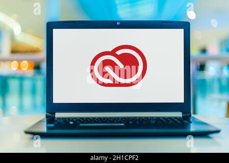 POZNAN, POL - 22. FEBRUAR 2020: Laptop-Computer mit Logo von Adobe Creative Cloud, einer Reihe von Anwendungen und Diensten von Adobe Systems Stockfoto