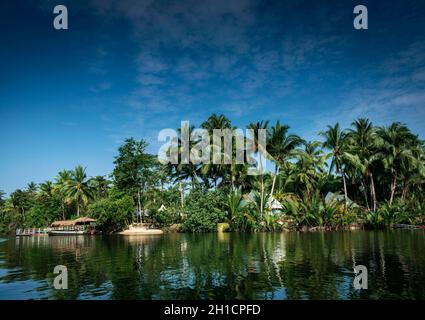 Traditionelle Dschungel Fähre am Pier auf tatai Fluss in Kambodscha Stockfoto