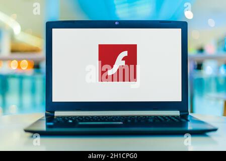 POZNAN, POL - FEB 22, 2020: Laptop Computer mit Logo von Adobe Flash, einer veralteten Multimedia-Software-Plattform für die Produktion von Animationen Stockfoto