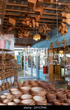 Camacha, Madeira, Portugal - 19. April 2018: Weidenkörbe auf Verkauf in einer Factory Shop in Camacha auf der Insel Madeira. Portugal Stockfoto