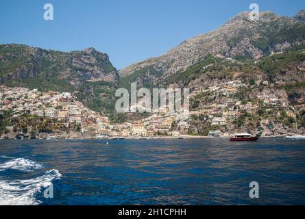 Positano, Italien, 13. Juni 2017: Bunte Positano, das Juwel der Amalfi Küste, mit seinen bunten Häusern und Gebäuden auf einem großen Hügel Stockfoto