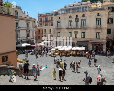 Amalfi, Italien, 13. Juni 2017: Touristen besuchen die berühmten Piazza del Duomo mit vielen Cafés, Bars und Souvenirläden. Amalfi. Italien Stockfoto