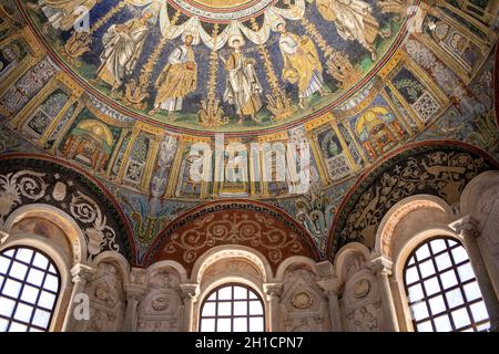 Ravenna, Italien - Sept 11, 2019: Die Decke Mosaik in das Baptisterium von Neon in Ravenna. Italien Stockfoto