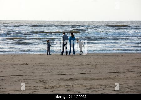 Katwijk, Niederlande - 23 April, 2017: die Menschen sind zu Fuß auf einem sonnigen Tag am Strand entlang in Katwijk. Niederlande Stockfoto