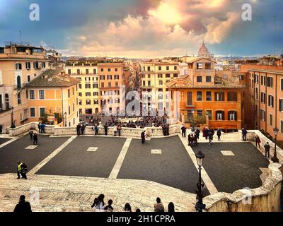 Rom, Italien, Februar 2020: Panoramablick auf Rom von der Spitze der Spanischen Treppe auf der Piazza di Spagna an einem bewölkten Tag. Stockfoto