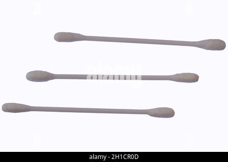 Drei weiße Wattestäbchen mit Kunststoffmaterial, isoliert auf weißem Hintergrund, zum Thema Gesundheit, Schönheit und Sauberkeit Stockfoto