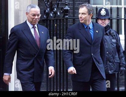 File Photo vom 11/12/01 des damaligen Premierministers Tony Blair (links) begrüßt US-Außenminister Colin Powell vor der Downing Street 10 im Zentrum von London, vor einer Zeremonie anlässlich der drei Monate seit den Terroranschlägen vom 11. September in New York und Washington DC. Colin Powell, der ehemalige Vorsitzende des US-amerikanischen Joint Chiefs und US-Außenminister, ist an den Folgen von Covid-19 gestorben, teilte seine Familie mit. Ausgabedatum: Montag, 18. Oktober 2021. Stockfoto
