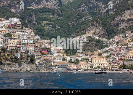 Positano, Italien, 13. Juni 2017: Kleine Stadt Positano und Amalfi Küste mit seinen vielen wunderbaren Farben und Reihenhäuser, Kampanien, Italien. Stockfoto