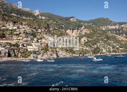 Positano, Italien, 13. Juni 2017: Positano aus dem Meer Amalfi Küste in der Region Kampanien, Italien gesehen Stockfoto