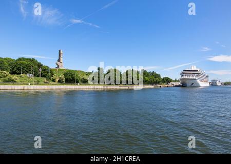 DANZIG - WESTERPLATTE, POLEN - 5. JUNI 2018: Westerplatte Denkmal zur Erinnerung an die polnischen Verteidiger auf dem Hintergrund des blauen Himmels, Blick vom Bal Stockfoto