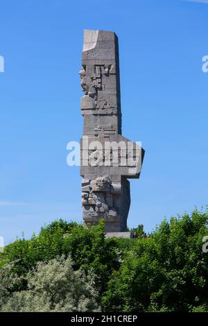 DANZIG - WESTERPLATTE, POLEN - 5. JUNI 2018: Westerplatte Denkmal zur Erinnerung an die polnischen Verteidiger auf dem Hintergrund des blauen Himmels Stockfoto