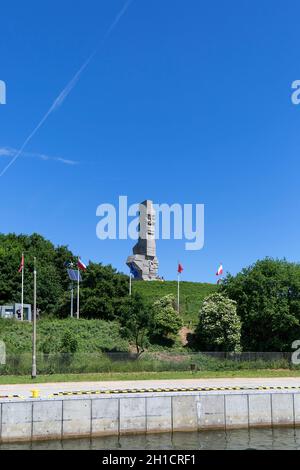 DANZIG - WESTERPLATTE, POLEN - 5. JUNI 2018: Westerplatte Denkmal zur Erinnerung an die polnischen Verteidiger auf dem Hintergrund des blauen Himmels, Blick vom Bal Stockfoto