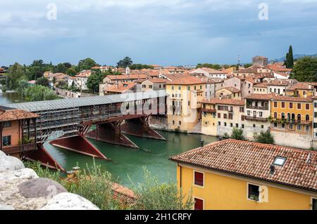 Bassano del Grappa, Italien - 6 September, 2019: Die hölzerne Brücke, Ponte degli Alpini, auf dem Brenta Fluss bedeckt, im Jahre 1569 durch die arachiten konzipiert Stockfoto