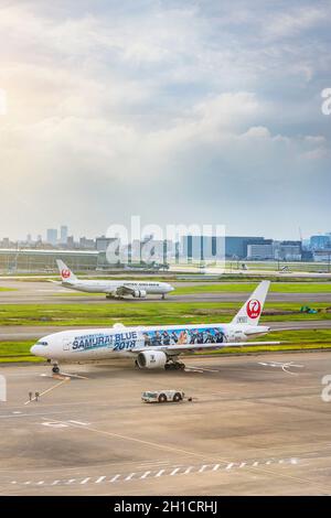 japanisches JAL boeing-Flugzeug, das mit einem riesigen Aufkleber der Fußballnationalmannschaft Samurai Blue 2018 für die Fußball-Weltmeisterschaft im Tokyo Narita Internat dekoriert ist Stockfoto