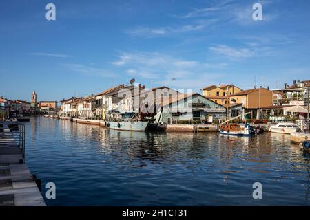 Cesenatico, Emilia Romagna, Italien - 10. September 2019: Der von Leonardo da Vinci entworfene Hafenkanal und die Altstadt von Cesenatico an der Küste des adriatischen Meeres Stockfoto