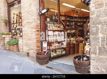 Castel San Gimignano, Italien - 30. Juni 2016: Eingang von traditionellem italienischem Wein und lokalem Lebensmittelgeschäft in Castel San Gimignano, beliebter Touristendestina Stockfoto