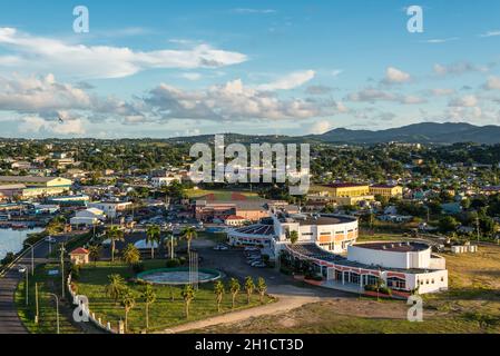 St. John's, Antigua und Barbuda - 19. Dezember 2018: Stadtbild der Insel St John's, Antigua. Das Mehrzweckkulturzentrum, das am Ufer sichtbar ist. Stockfoto