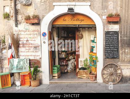 Cagliari, Italien - 07. Juli 2016: Eingang eines traditionellen lokalen Lebensmittelgeschäftes in der Altstadt von Cagliari, Italien Stockfoto