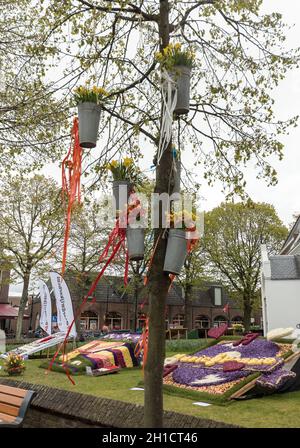 Noordwijkerhout, Niederlande - 23 April, 2017: Dekorationen mit hängenden Eimer mit gelben Narzissen in der traditionellen Blumen parade Bloemencorso fr Stockfoto