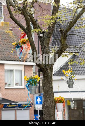 Noordwijkerhout, Niederlande - 23 April, 2017: Dekorationen mit hängenden Eimer mit gelben Narzissen in der traditionellen Blumen parade Bloemencorso fr Stockfoto