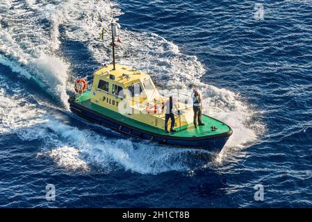 Kingstown, Saint Vincent und die Grenadinen - 19. Dezember 2018: Hafenmeister-Pilotboot mit Crew an Deck schwimmt zum Kreuzfahrtschiff in Port of Kingstown Stockfoto