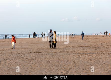 Katwijk, Niederlande - 23 April, 2017: die Menschen sind zu Fuß auf einem sonnigen Tag am Strand entlang in Katwijk. Niederlande Stockfoto