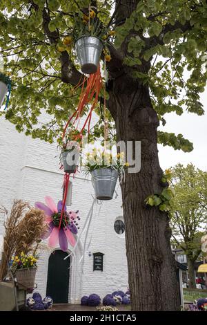 Noordwijkerhout, Niederlande - 23 April, 2017: Dekorationen mit hängenden Eimer mit gelben Narzissen in der traditionellen Blumen parade Bloemencorso fr Stockfoto