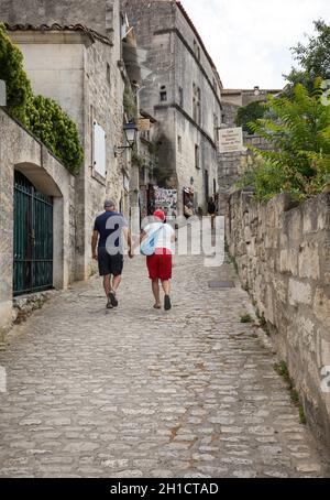 Les Baux de Provence, Frankreich - 26. Juni 2017: Straße im mittelalterlichen Dorf von Les Baux-de-Provence. Les Baux ist nun vollständig auf die touristische gegeben Stockfoto