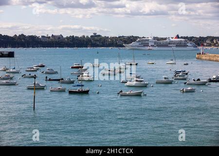 St. Malo, Frankreich - 14. September 2018: Yachten und Boote im Hafen von Saint-Malo, Bretagne, Frankreich günstig Stockfoto