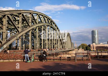 Blick über den Rhein auf die Hohenzollernbrücke, den Wolkenkratzer CologneTriangle und das Hyatt Hotel im Stadtteil Deutz, Köln. Bli Stockfoto