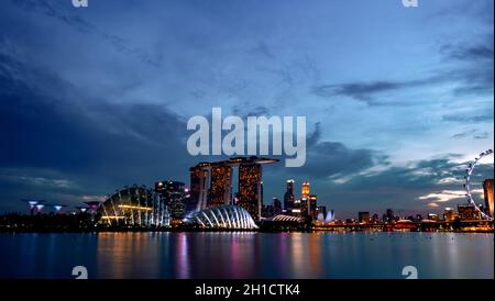 Singapur - 19. MAI 2019: Stadtbild Singapur moderne und finanziellen Stadt in Asien. Marina Bay Wahrzeichen von Singapur. Nacht Landschaft aufbauen Stockfoto