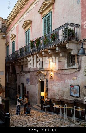 Matera, Italien, 14. September 2019: Abend Blick auf die Stadt Matera, Italien, mit den bunten Lichtern Hervorhebung Patios von Straßencafés in der S Stockfoto