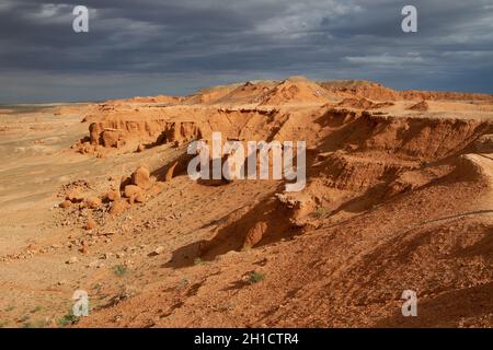 Die flammenden Klippen von Bayanzag in der Wüste Gobi, Mongolei Stockfoto