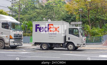 Hongkong, China - 25. April 2017: FedEx Lieferwagen an der Canton Road Kowllon in Hongkong, China. Stockfoto