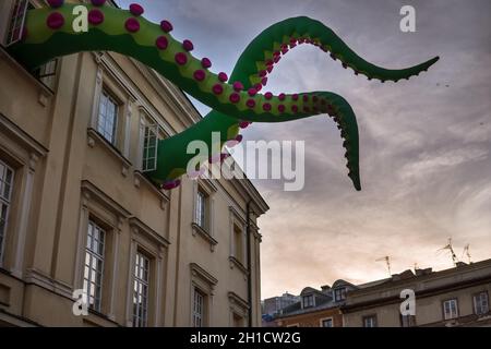 16. Juni 2019, Lublin, Polen: Installation von Zmij im Gebäude des Crown Tribunal in der Stadt Lublin, die von der Gruppe der Künstler, die während des Festes in Air entwerfen, angefertigt wurde Stockfoto