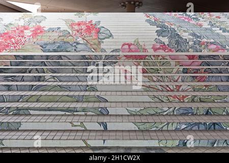 Kowloon, Hong Kong - 23. April 2017: Floral Treppen an den kulturellen Zentrum Gebäude in Kowloon, Hong Kong. Stockfoto