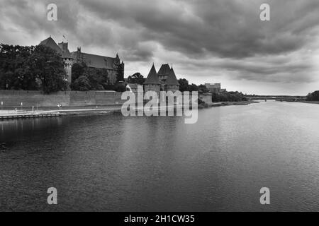 August 2019, Malbork, Polen: Blick auf Mauern und Türme einer Malbork-Burg über einen Noagt-Fluss Stockfoto